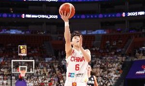 攻坚能手！杨舒予半场5中3拿到11分4助攻1盖帽